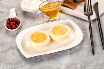 Roasted cheesecakes - Syrniki with honey