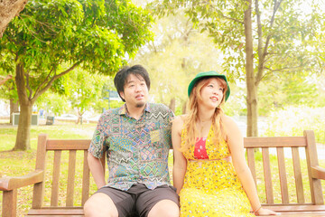 Naklejka premium 公園のベンチに座るカップル