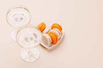 Pairing of champagne and delicate macaroons