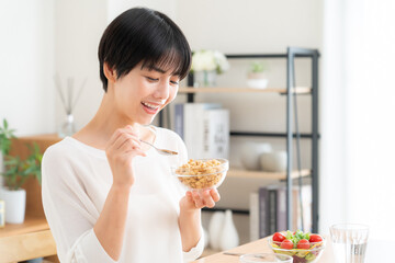 食事をする若い女性