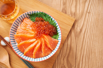 サーモンいくら丼 – 新鮮なサーモンといくらの海鮮丼