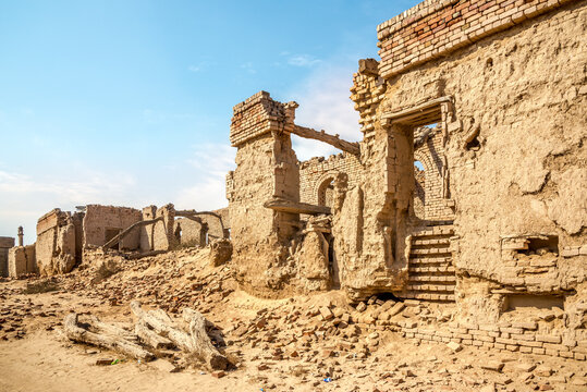 View at the ruins of Derawar fort near Cholistan desert - Pakistan