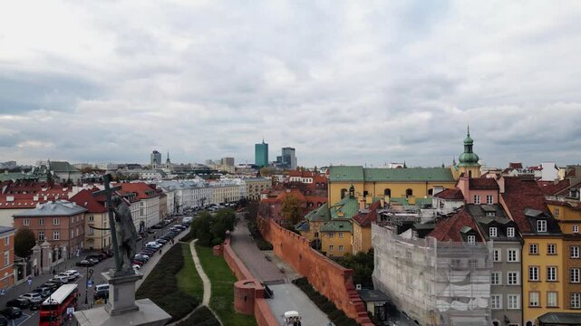 Warszawa - Polska - widok z drona na stare miasto oraz drapacze chmur w centrum miasta