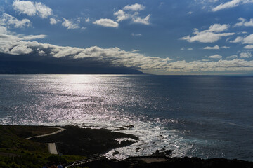 Obraz premium Waves crashing on volcanic shore