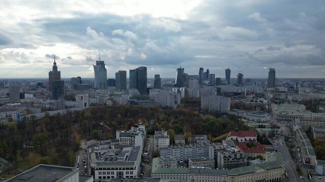 Warszawa - Polska - widok z drona na stare miasto oraz drapacze chmur w centrum miasta