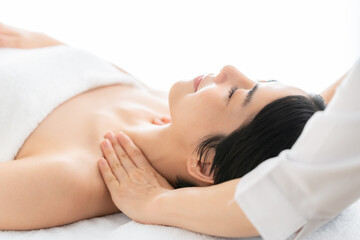 エステを受ける若い女性