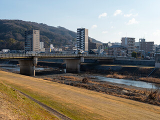 Fototapeta premium 県境を流れる猪名川と街の風景