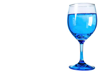 Obraz premium A sparkling blue drink in an elegant glass against a minimalist white backdrop