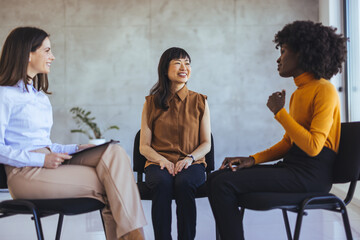 Obraz premium Diverse Group Engaged in a Friendly and Dynamic Professional Discussion