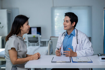 Obraz premium A doctor is talking to a woman in a hospital room