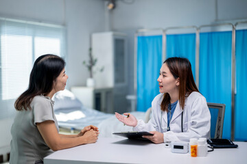 Fototapeta premium A woman is talking to a doctor in a hospital room