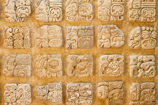 Detailreiche Wandreliefs und Glyphen der antiken Maya-Kultur, entdeckt in den Ruinen von Palenque, Mexiko.