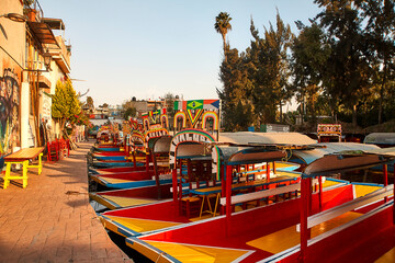 Mexiko &ndash; Bunte Trajinera-Reihe mit mexikanischen Motiven in Xochimilco