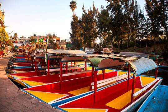 Mexiko &ndash; Bunte Trajinera-Boote am Kanal von Xochimilco