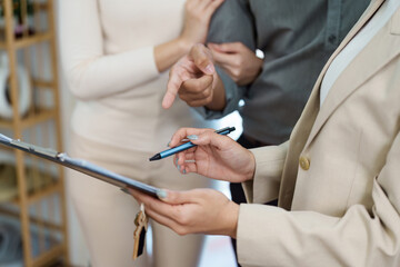 Consultative approach in real estate. Agent presenting information to clients.