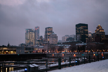 Panorama nocturne du centre-ville illumin&eacute; sous un ciel hivernal. 