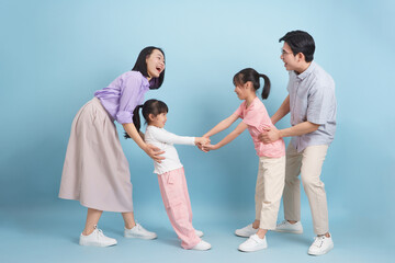 Obraz premium Family enjoying playful interaction in a light and cheerful indoor setting with two children and their parents in casual clothing