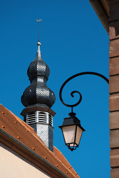 Saint-Quirin, Zwiebelturm der Prioratskirche in der Ortsmitte