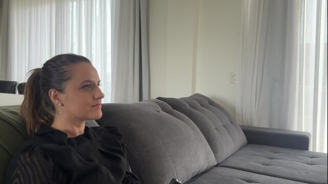 Mulher com controle da televis&atilde;o 