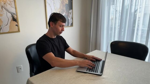 homem indo mal nos neg&oacute;cios trabalhando em laptop