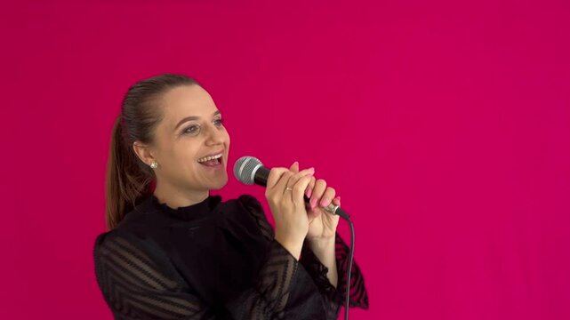 Mulher cantando com microfone 