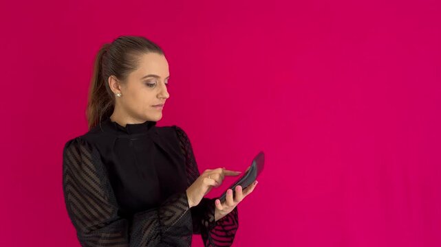 Mulher contabilista fazendo calculos com calculadora 