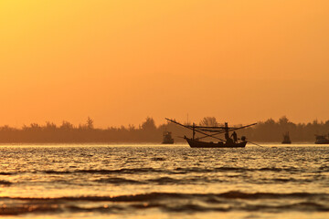 Naklejka premium Silhouette Fisherman's lifestyle at Ta Mong Lai Forest Park in Prachuap Khiri Khan Province, Thailand