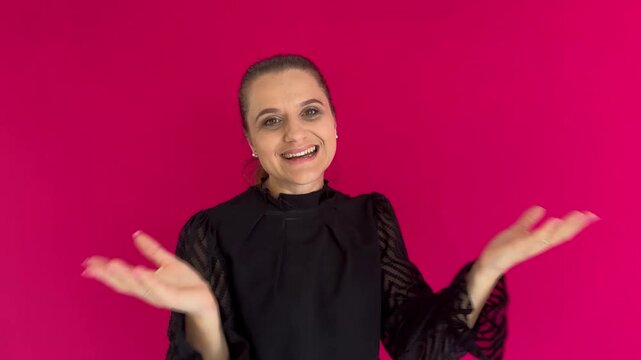 Mulher feliz express&atilde;o alegre 