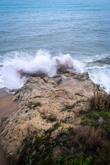 Fototapeta premium Waves crashing on rocks