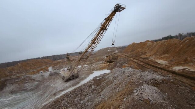 Exploring dragline excavator operation in titanium dioxide mining with fpv drone view