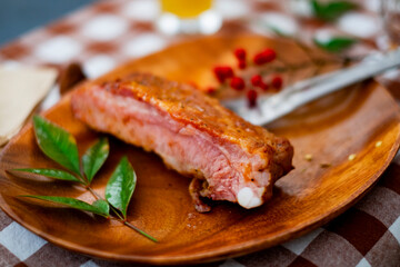 豚のスペアリブを食べる