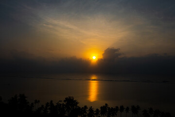 przepiękny wschód słońca nad oceanem indyjskim