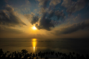 bajeczny w schód słońca nad oceanem indyjskim, spokojne wody odbijają poranne promienie a przybrzeżne tropikalne palmy uzupełniają piękny widok © Kamil_k2p