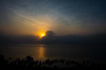 przepiękny wsch&oacute;d słońca nad oceanem indyjskim