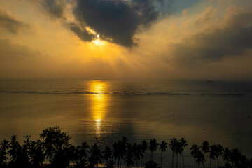 zacienione palmy o poranku w Kenii, piękne wschodzące słońce oświetla łagodne wybrzeże © Kamil_k2p