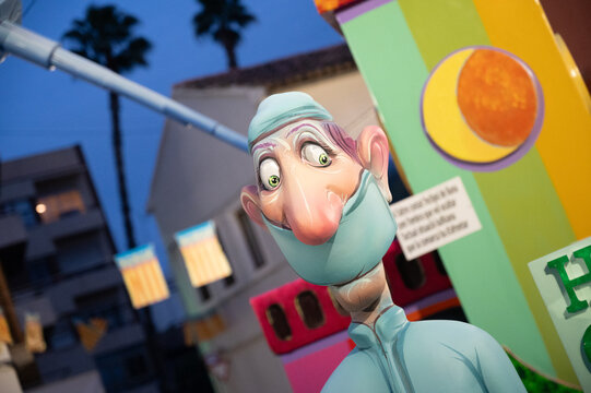 Ninot de un m&eacute;dico con una mascarilla en las fallas de Sagunto, Valencia