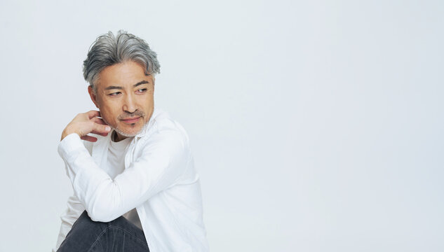 ミドルエイジ、シニア、おしゃれ、ファッション、カジュアル、男性、メンズ、化粧品、コスメ、ナチュラル、メイク、イケオジ、中年、中高年、50代、60代、白髪、ヘアケア、ロマンスグレー、グレイヘア、スカルプケア、モデル、かっこいい、クール、清潔感、白バック、コピースペース、広告、リラックス、余裕、大人、アンチエイジング、エイジングケア、更年期、セカンドライフ、老後、座る、笑顔、日本人、ポートレート、エス