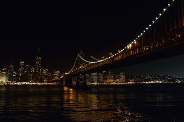 Obraz premium Iconic Bridge at Night