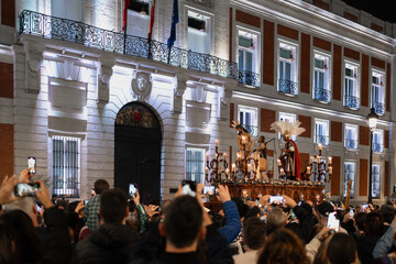La gente en las actividades de la Semana Santa en la Puerta del Sol de la Ciudad de Madrid.