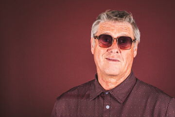 Fototapeta premium Mann mit Sonnenbrille
