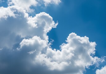 Obraz premium 青空と白い雲、輝く陽光 爽快な風景写真