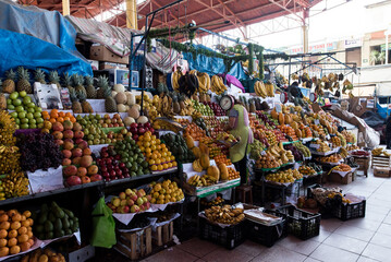 Reiche Obsttheke mit Südfrüchten in traditionellem Markt in Südamerika