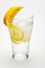 丸氷の入った酎ハイレモン