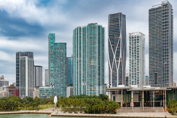 Obraz premium Modern skyscrapers and Maurice A. Ferre Park in downtown Miami at dusk.