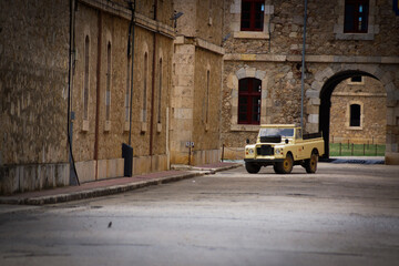アーチを通る車両（サンフェラン城）