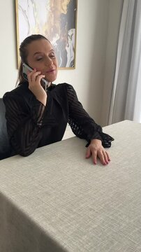 Mulher trabalha com celular em casa 
