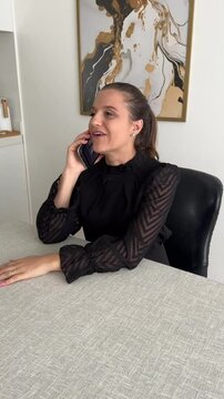 Mulher trabalha com celular em casa 