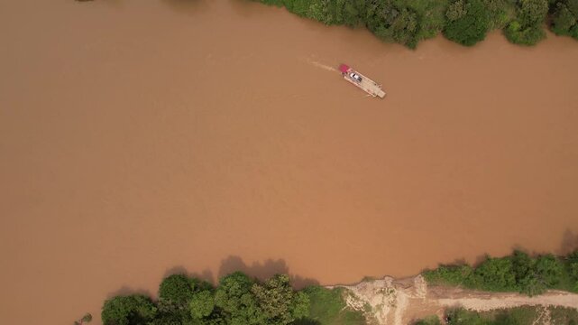 sobrevuelo en el rio magdalena en colombia con un ferry llevando un carro