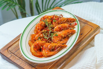 Braised prawns on a simple background