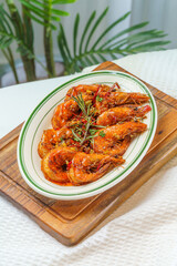 Braised prawns on a simple background